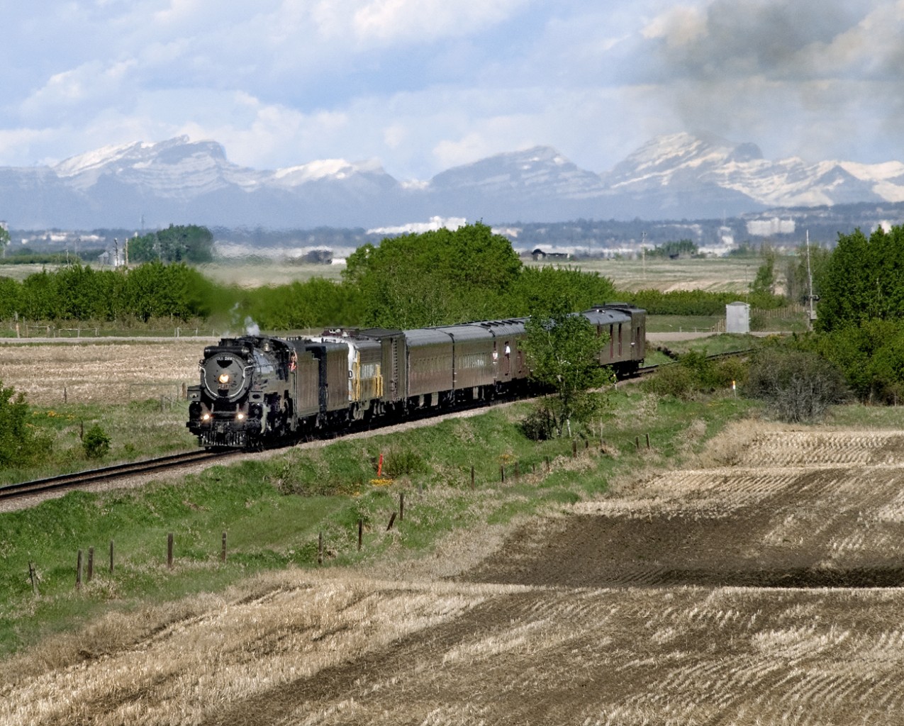 CPR H1b Hudson 2816 makes a test run from Calgary to Bassano after a major shopping. The eastbound train is just east of Indus with the Rockies and Calgary in background.
