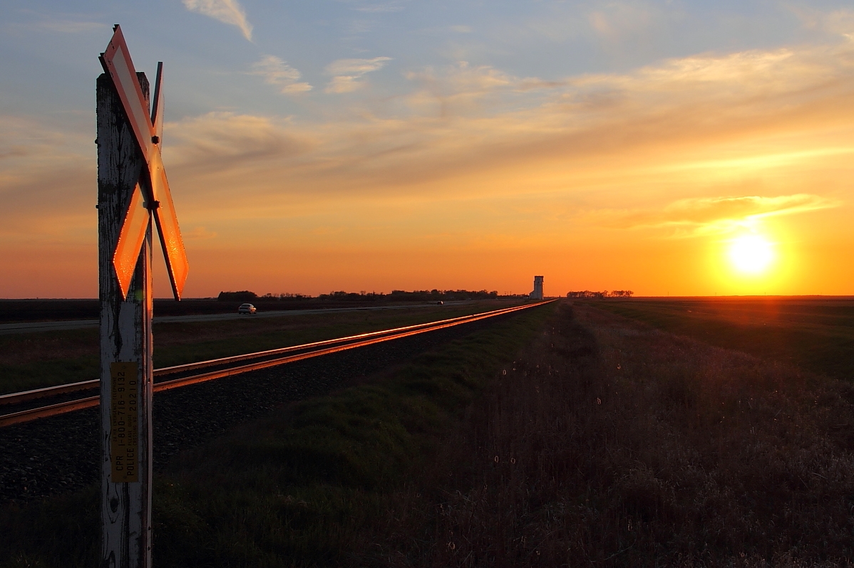 Another gorgeous prairie sunset, the only thing missing is a train.