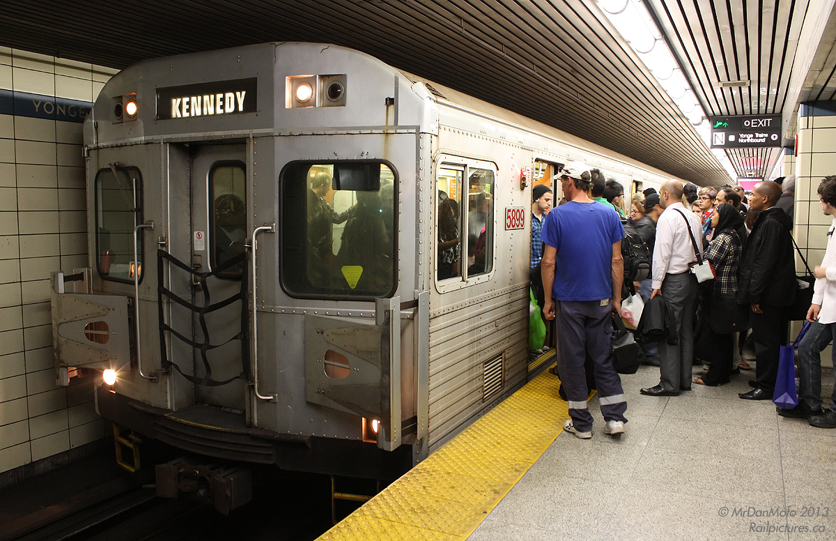 Like Sardines in Tin Cans.

With its 1960's tiling, low ceilings, narrow platforms and crowded nature, the TTC's Yonge Subway Station during rush hour is enough to make anyone feel claustrophobic. At 5:07pm on a Wednesday, the usual large crowds wait to board as passengers disembark an eastbound train bound for Kennedy with TTC H6 5899 in the lead. Inside the train, it's standing room only for the rest of the trip.

And it wasn't any better for your photographer, who was heading westbound and then south to Toronto's Union Station, where he traded standing armpit to armpit with strangers for one of the last seats on a packed GO Train home.