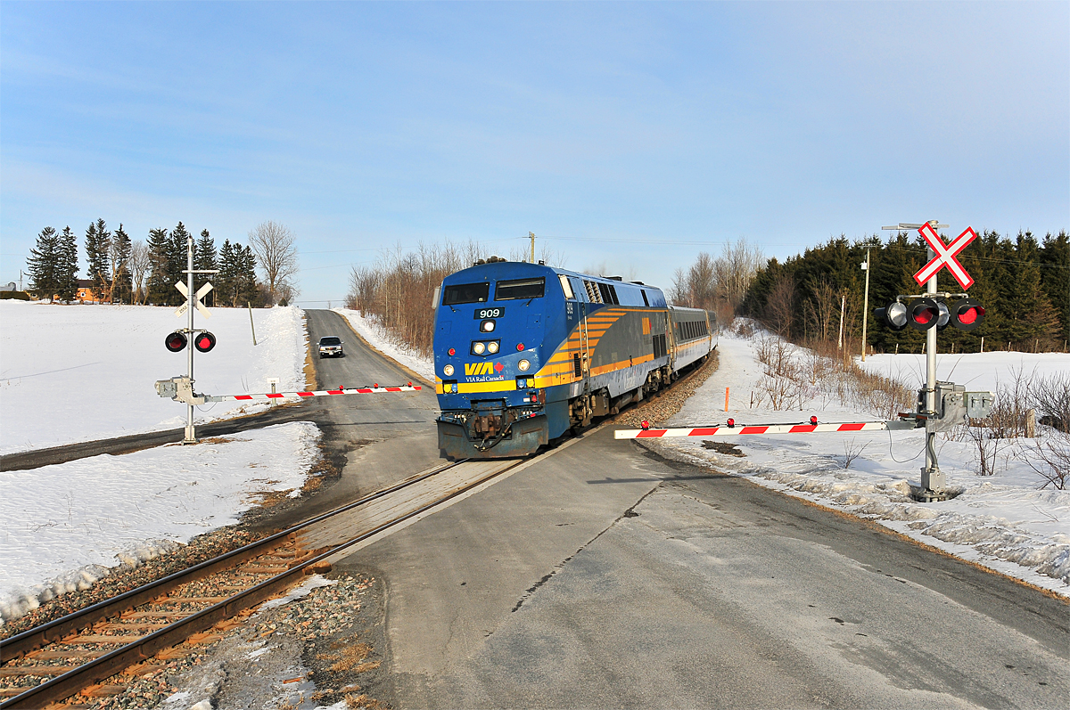 In the last rays of the day, VIA #659 is speeding up to Ottawa.