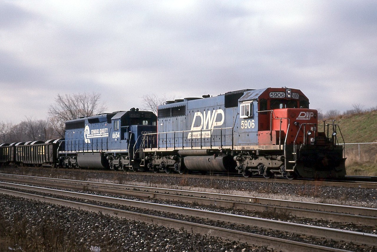 CN 382 pulls in to Aldershot Yard with DWP 5906 and CR 6654. DWP and GTW units rarely led in Southern Ontario, but once in a while one would sneak through.