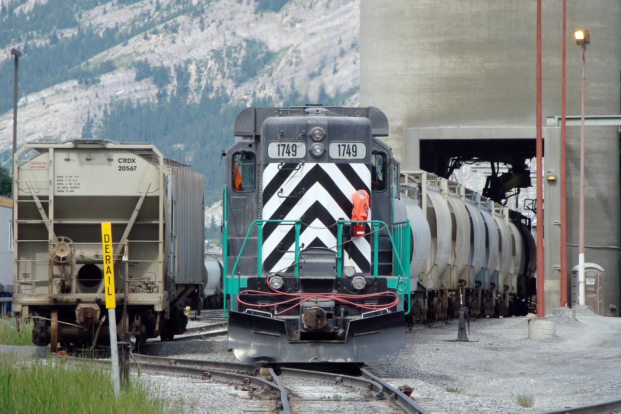 GP10 1749 switching cars at the Lafarge plant in Exshaw.