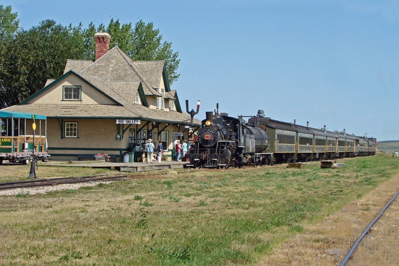 1920 Baldwin 2-8-0 #41 brings an Alberta Prairie Railway excursion into the Big Valley Station.