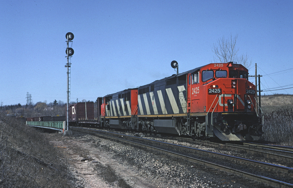 CN Dash8-40W 2425 leads #380 downgrade on the Dundas Sub through Hamilton West.