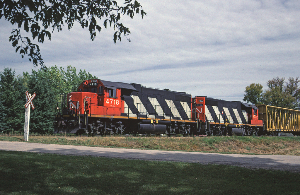 After interchanging across the US border with BN and Soo Line CN 4718 heads back to Winnipeg.