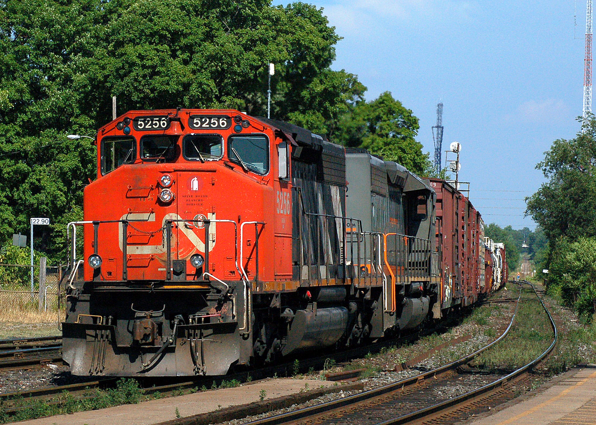 385 arriving at Brantford with CN 5256 - GCFX 6072. Soon the power will cut off and shove a stalled 399 past Hardy Road
