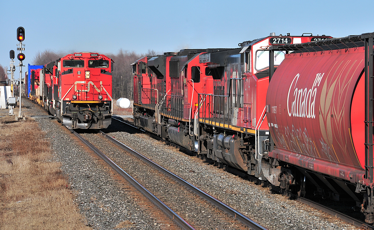 CN 309 is meeting the CN 874 at Sainte-Hélène-de-Bagot.