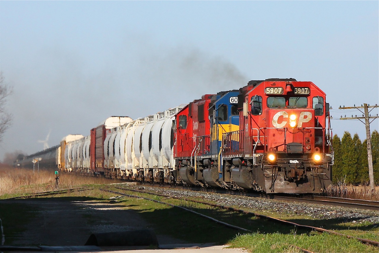 CP 643 finally shows its face as the lighting conditions get continuously unfavourable, but thankfully she rolled passed the shadow of the grain elevator just before it became too overpowering. Oh what a treat it was!