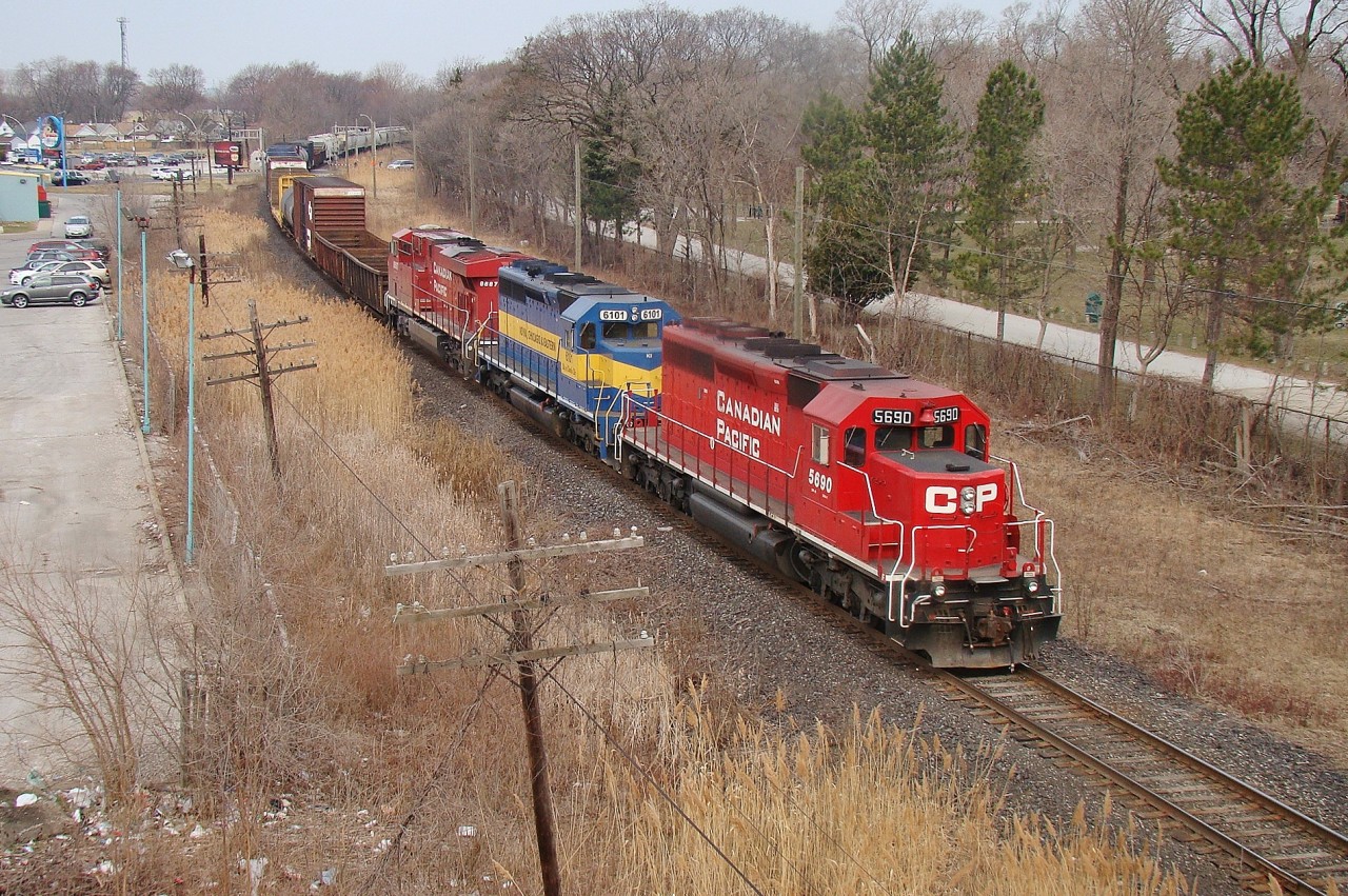 A transfer from the US shoves into Windsor yard with a decent latchup.