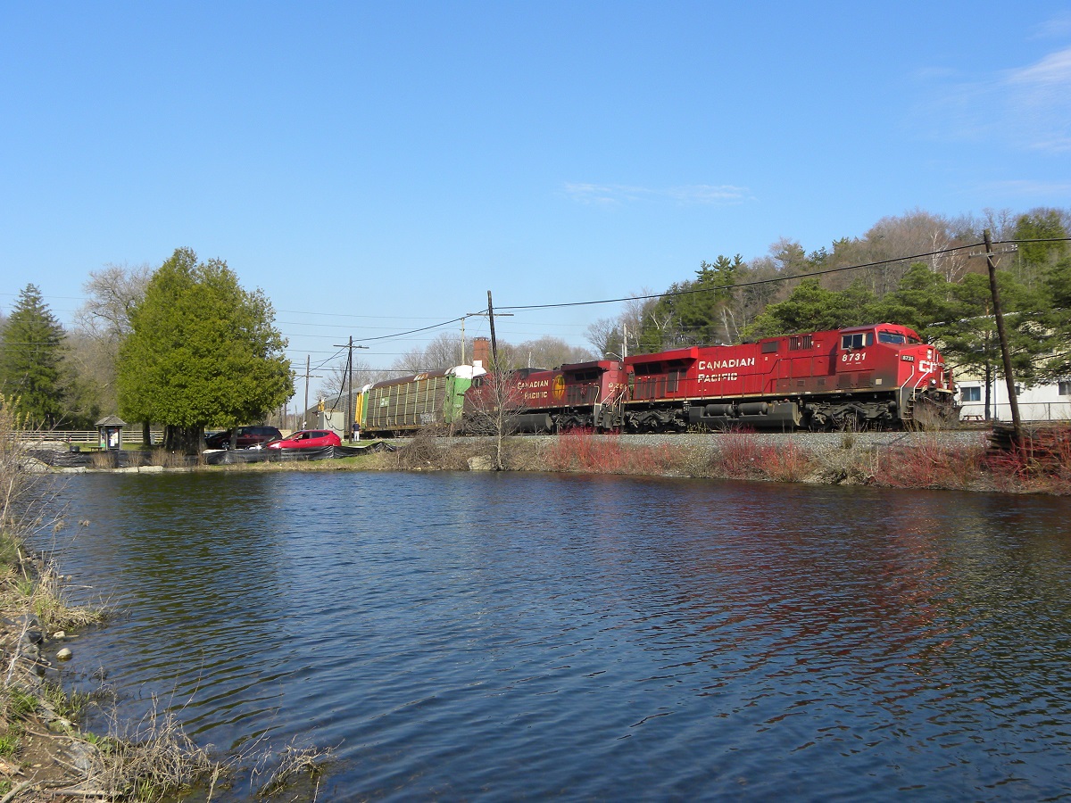 CP 8731 Leads CP 147 heading West