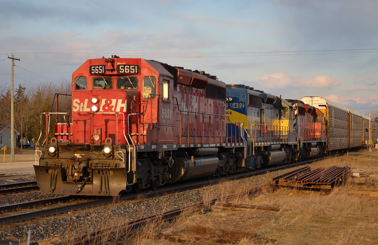 CP 147 heads west thru Tilbury led by one of the two remaining St.L&H SD40-2's that are active.