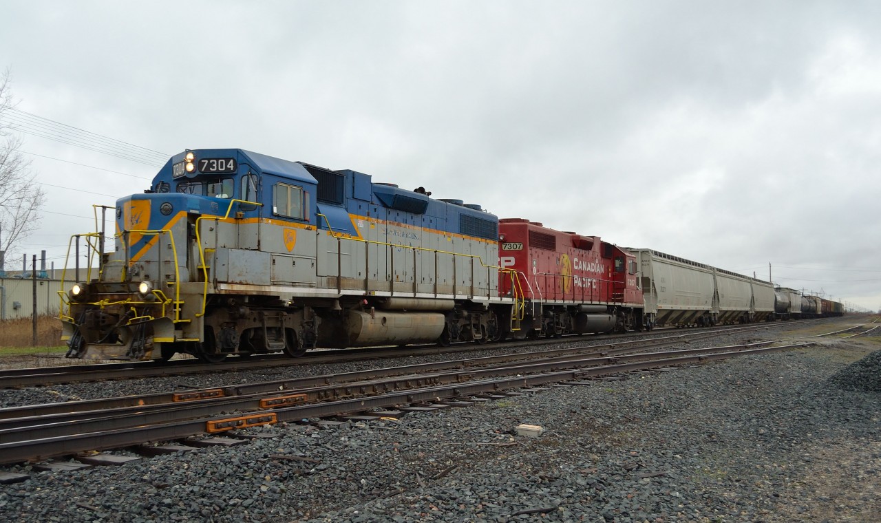 After just arriving in Windsor a day earlier, D&H 7304 assumes the leader role on CP T76 as it heads eastbound thru Tilbury. Hopefully this loco sticks around here for a while!