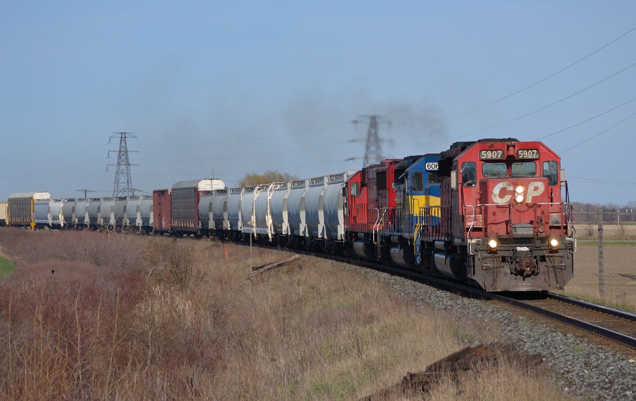 CP 643 rounds the bend westbound into Tilbury on its way towards Walkerville. Another nice consist!