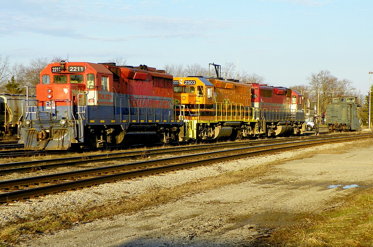'Sandwich with cheese' - G&W - RA 2211, QGCY 2303, RA 4095 at Stratford Ontario 7am Monday, April 15th 2013.
f4.0 x 80mm