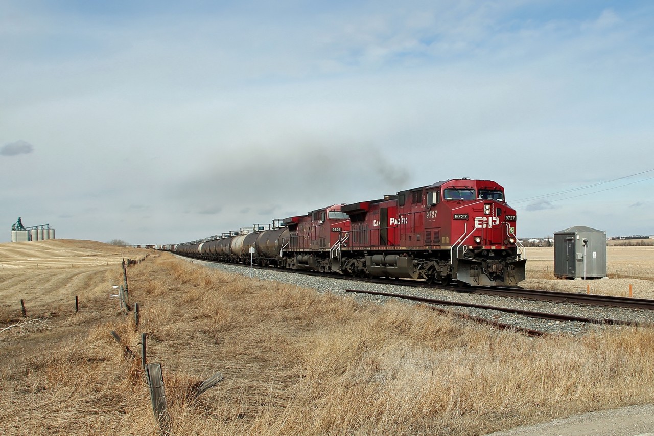 AC440CWs 9727 and 9525 lead a Calgary bound train south on the Red Deer Sub.