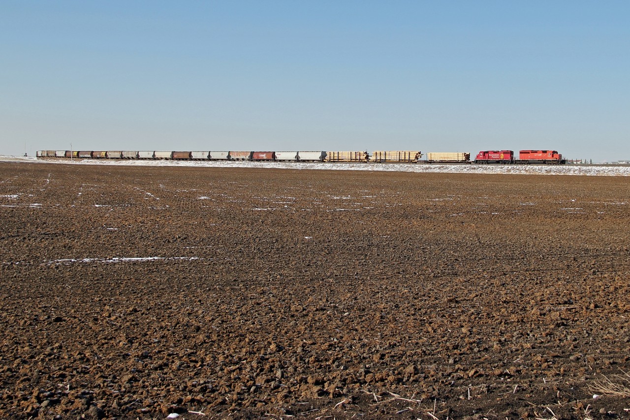 SD40-2 5871 and GP38-2 3034 head north on the Aldersyde Subdvision.