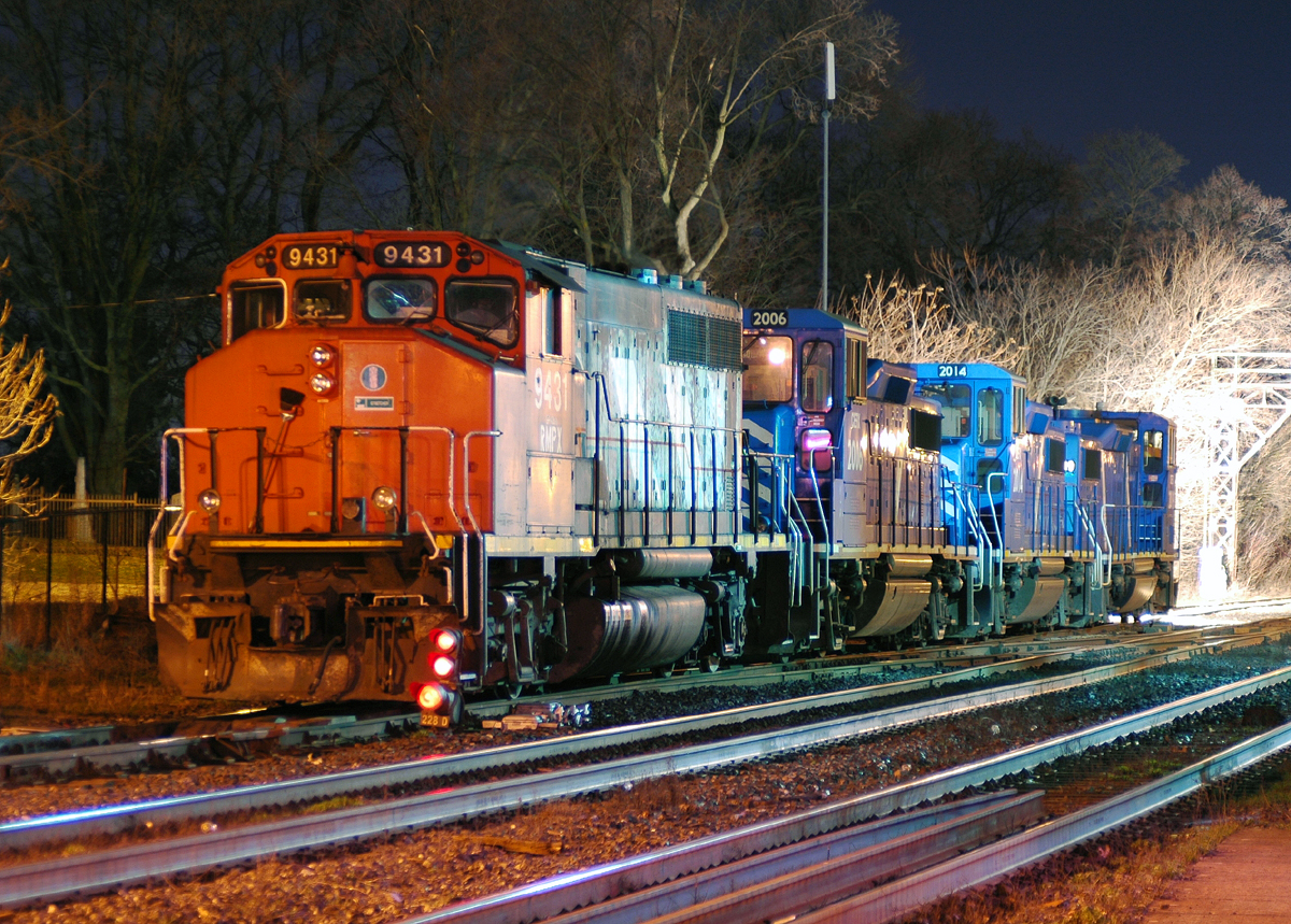 SOR 597's power has paused momentarily on the switching lead as the conductor throws a switch