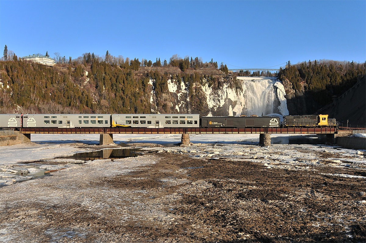 By a sunny saturday morning, TTC #622 is on it's way to Baie-Saint-Paul under the Montmorency Falls.