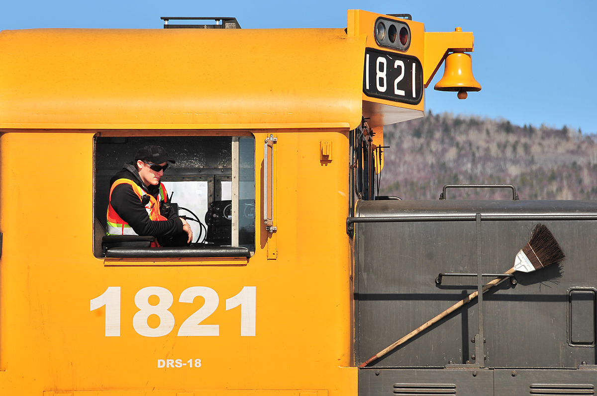 The engineer of the TTC #623, is preparing for the departure.