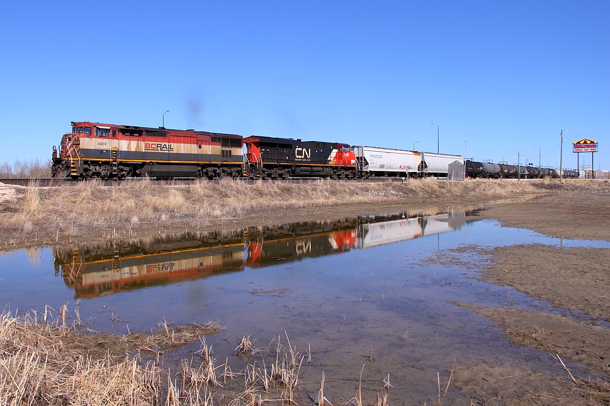BCOL 4609 enters Symington Yard at Navin.
