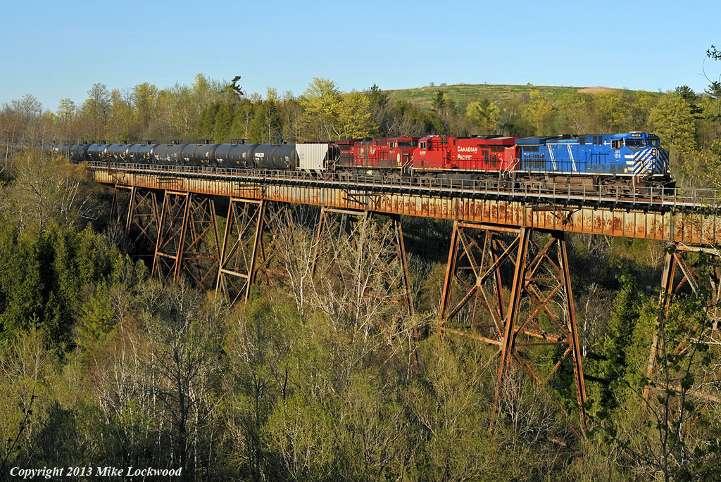 CP 609 glides across Duffin's Creek behind CEFX 1018, CP 8816 and CP 9509 on the home stretch to Agincourt and a crew change. In moments they'll knock down the Home signal at the west end of Cherrywood, the last siding on the west end of the Belleville Sub. 1836hrs.
