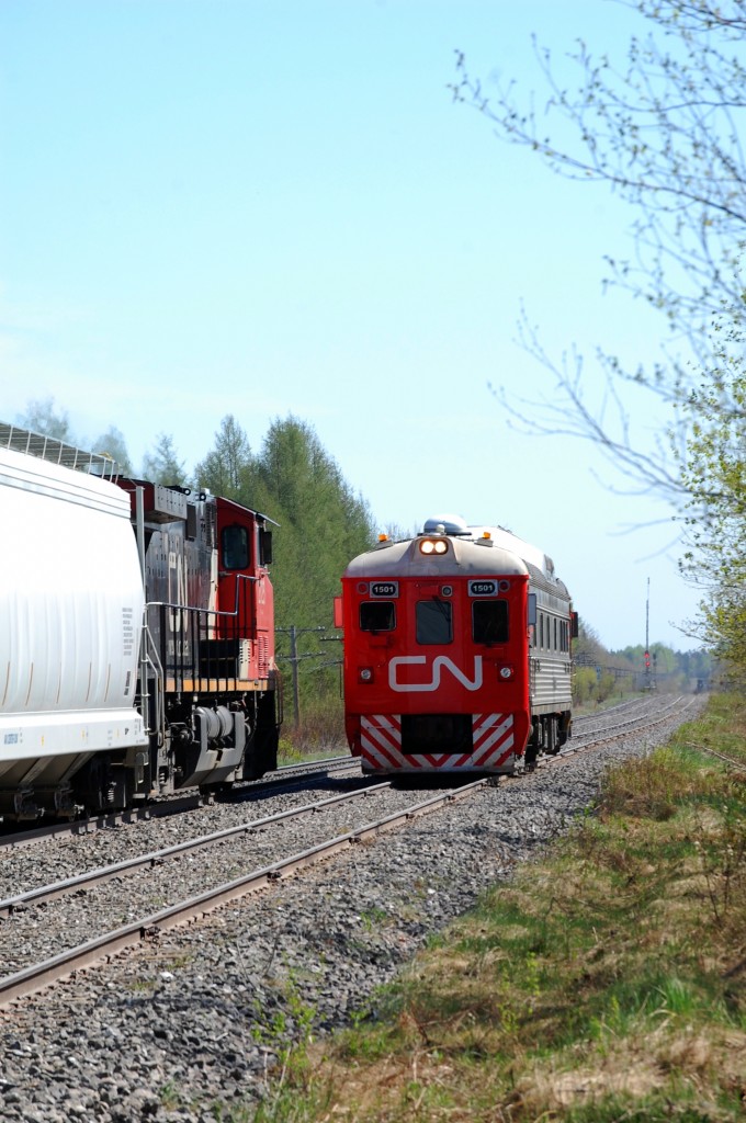 Here was a nice meet between CN 499 (CN RDC 1501) and the CN 310 with the CN dash9-44cw #2725 at CN Lemieux, around mile 58, Drummondville Sub.