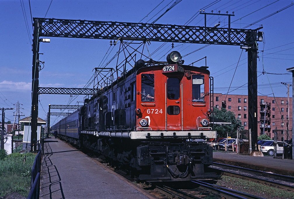 Arriving at Val Royal during the evening rush hour.