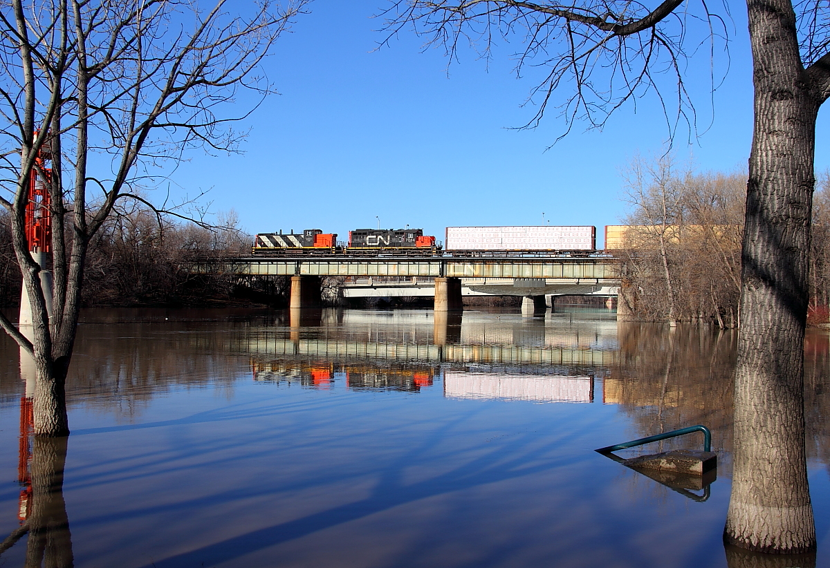 A transfer lead by a GMD1 crosses the Assiniboine River just west of Winnipeg's Union Station.