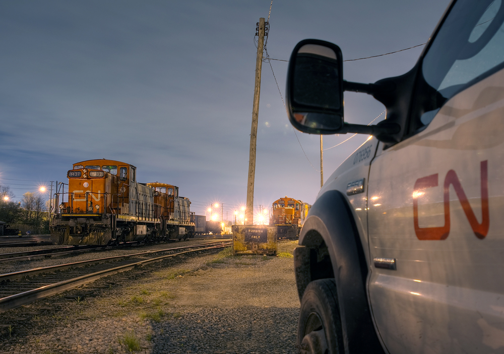A pair of GMD1's sit quietly at Oakville Yard as designated yard power for the regular L556 job that comes on duty every day at 14:30. A third GMD1 has joined the ranks and is paired with the 4784 in road switcher service cycling through on 553/552/557/554.