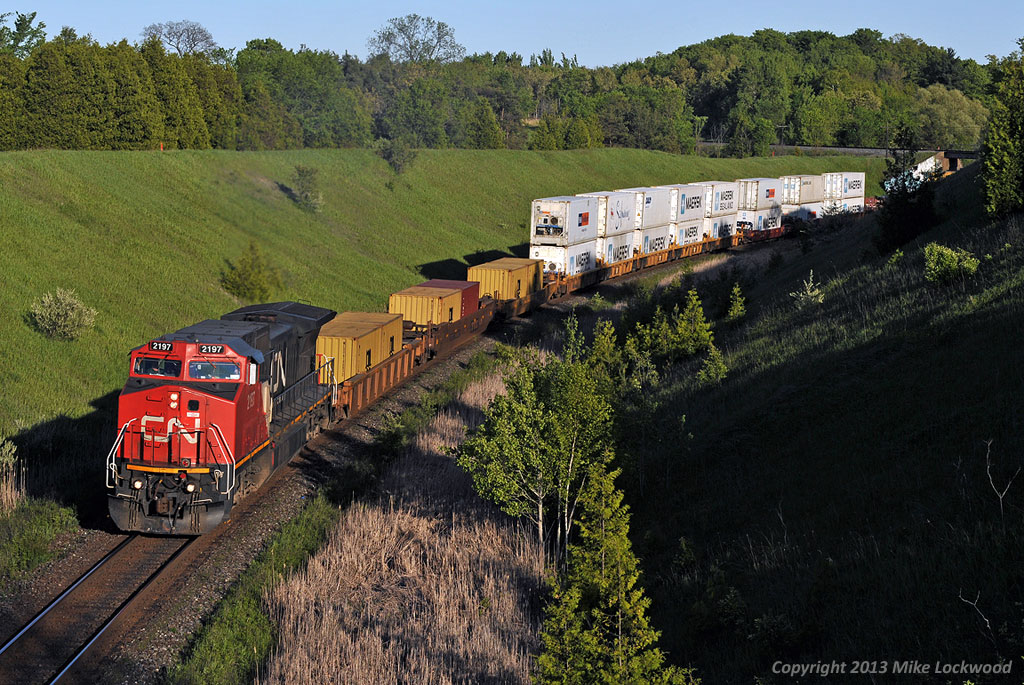 Making good time up the hill, CN 2197 leads a 4500' 149 through Beare. 1917hrs.
