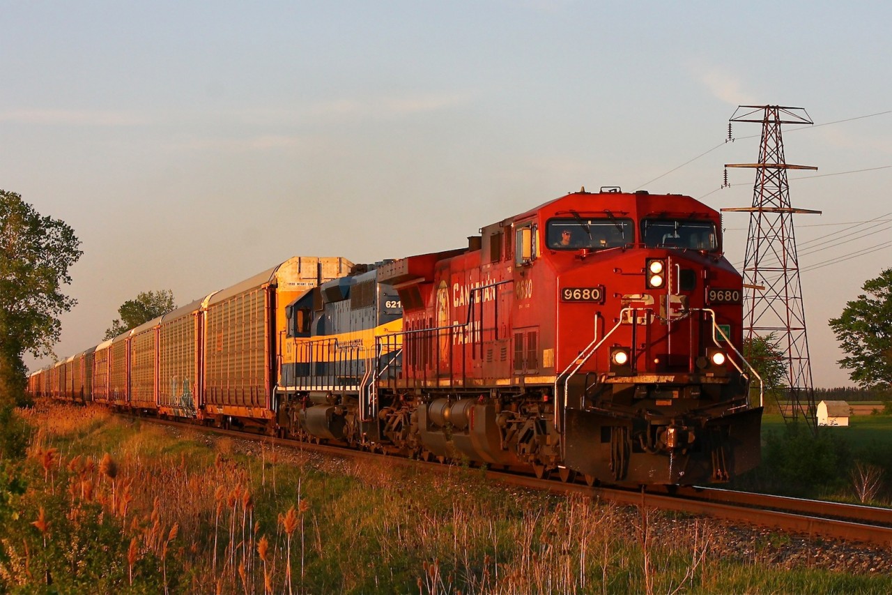 CP 147 rumbles through Ringold with a little surprise in the form of an IC&E SD40, with less than an hour of decent sunlight left the duo are painted in the wonderful golden glow that we railfans have such a soft-spot for.