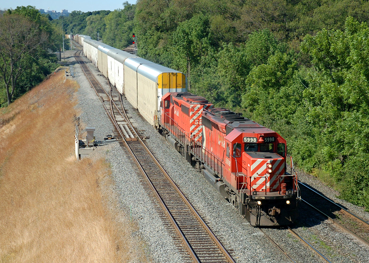 CP 5998 - CP 5919 lead a Trackage rights eastbound (255?) past Bayview Jct.