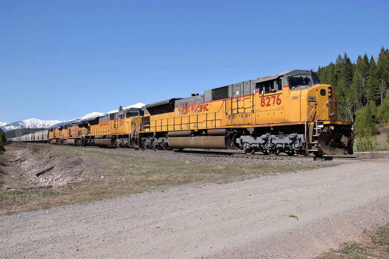 UP 8276, 8307, 7065, and 5521 lead an empty potash train through Caithness.