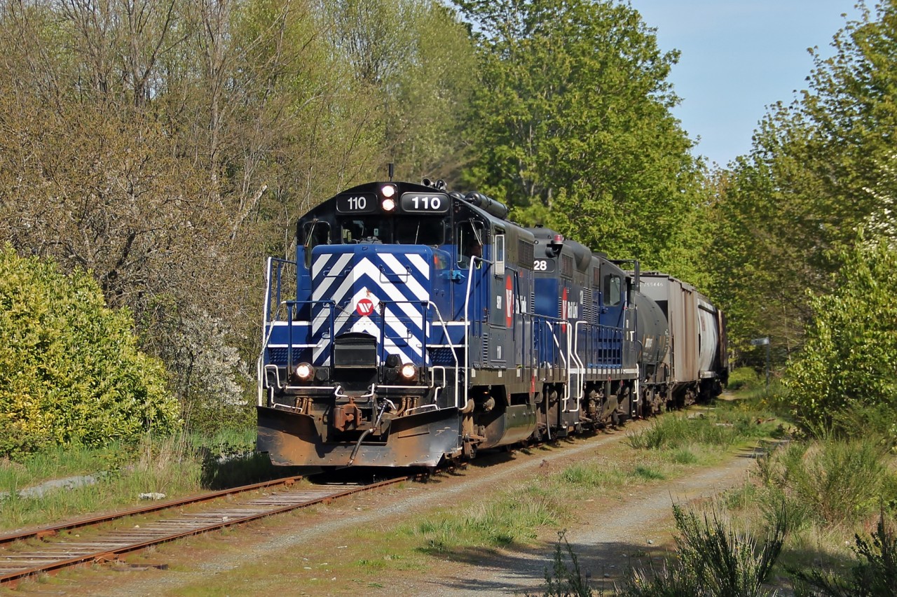 SRY GP9s 110 and 128 bring the Duncan turn south through Chemainus.