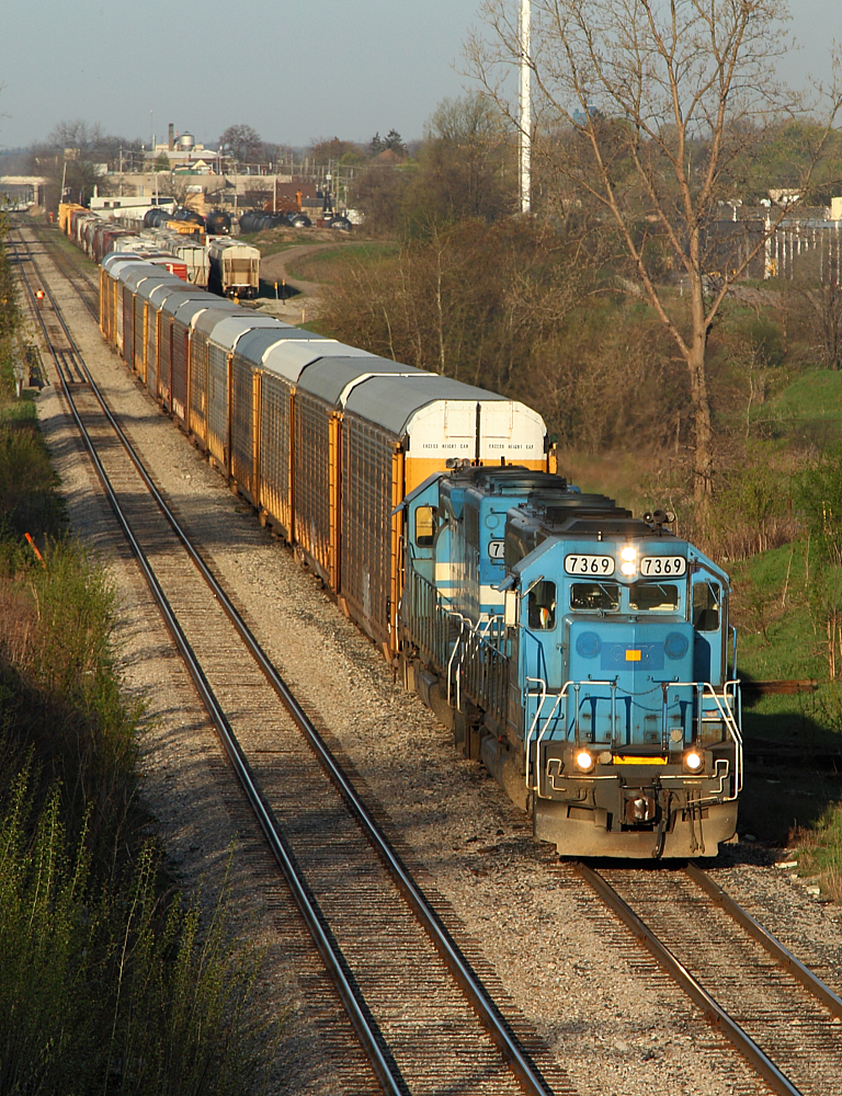 GEXR 432, with a pair of GSCX SD40-2s, does their work in Kitchener.