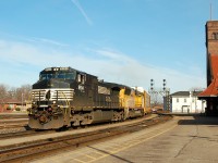 393 has some FPON leading in the fourm of NS 9594 - UP 5147 on this late March afternoon