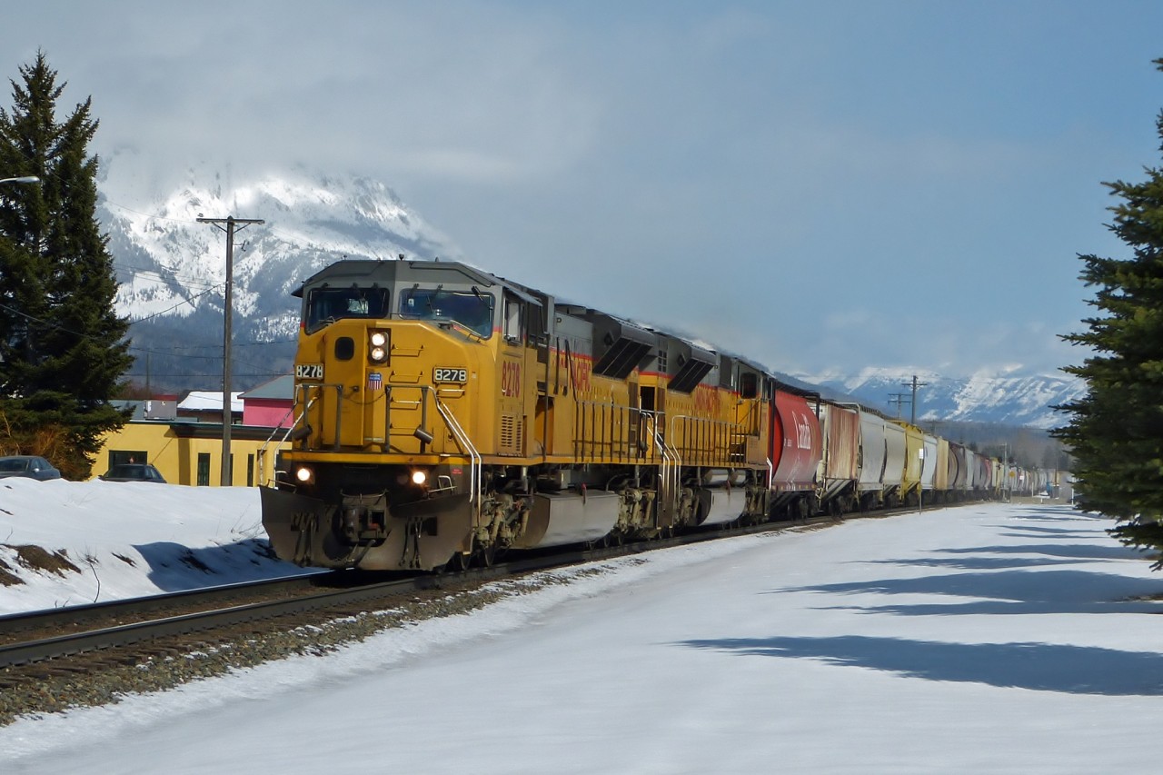 SD9043MACs 8278 and 8275 lead a westbound grain train through Fernie.