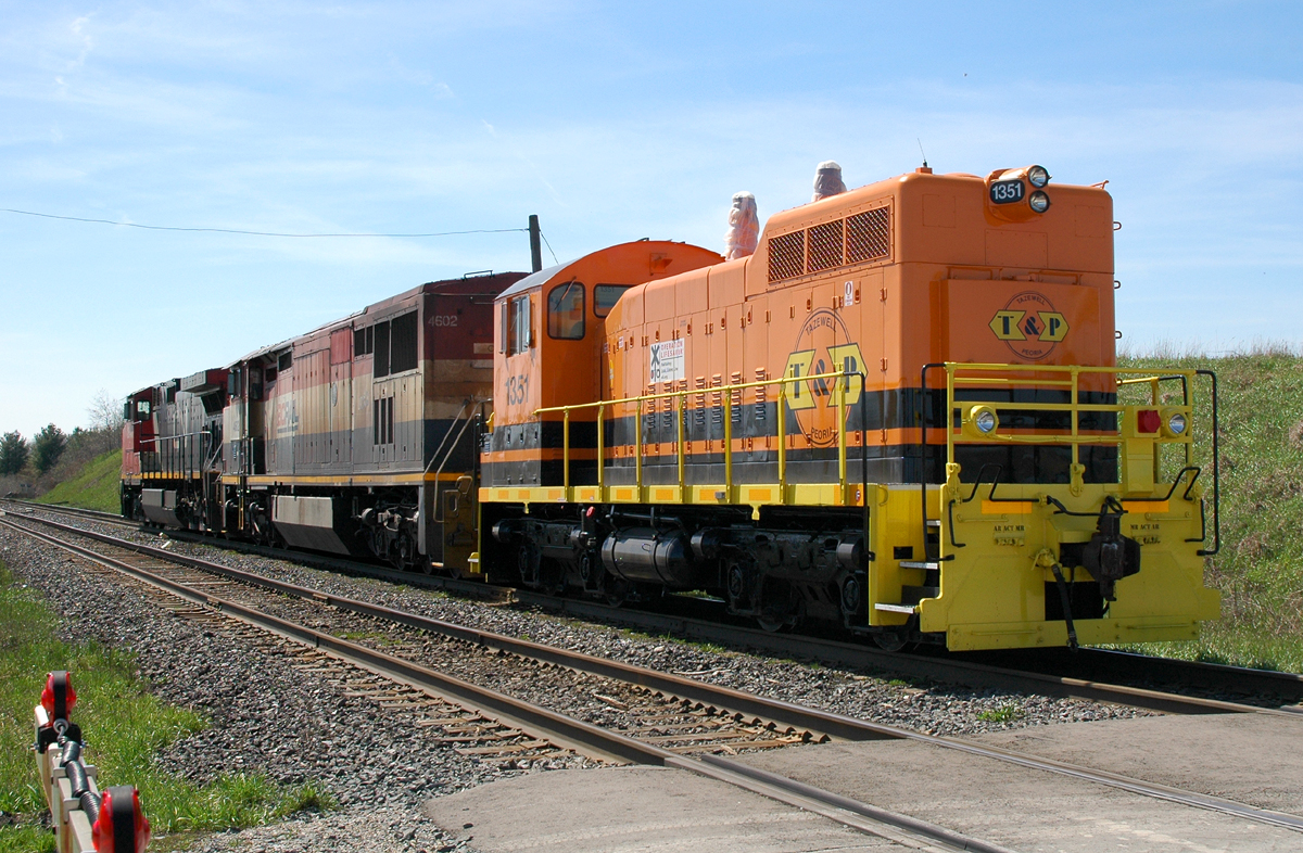 331's power (CN 2640 - BCOL 4602 - TZPR 1351) is backing into the yard at Paris West to make it's lift