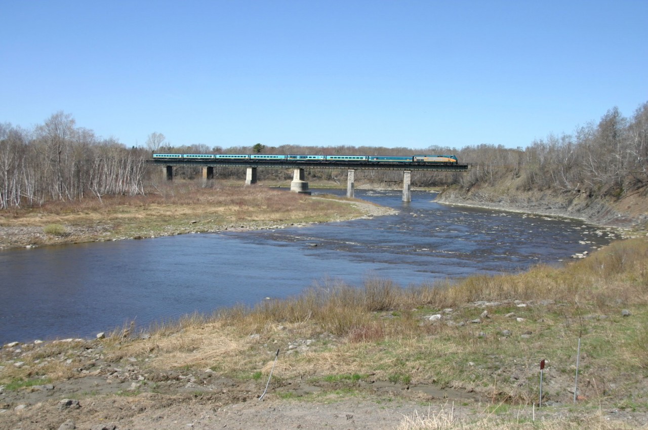 The 622 approaching West Jct on the Chaudière river bridge , on way to Québec city !