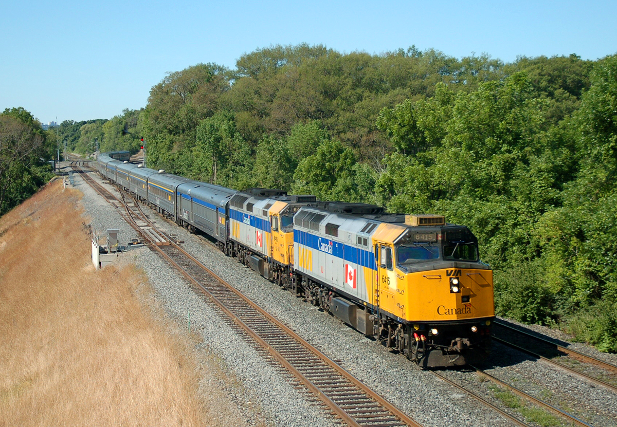 VIA #70 exiting the Dundas sub with a pair of F40PH's (6415, 6416) leading 1 baggage car and 10 stainless steel coaches