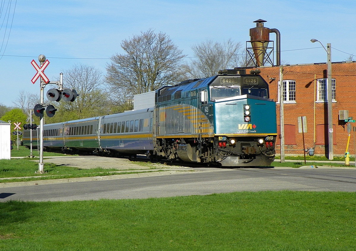 Sunday morning sidewalk - VIA (F40PH-3)6425 arriving at Stratford Ontario 8.30am Sunday, May 5th 2013. - f5.0 x 100mm - 1200pxls.