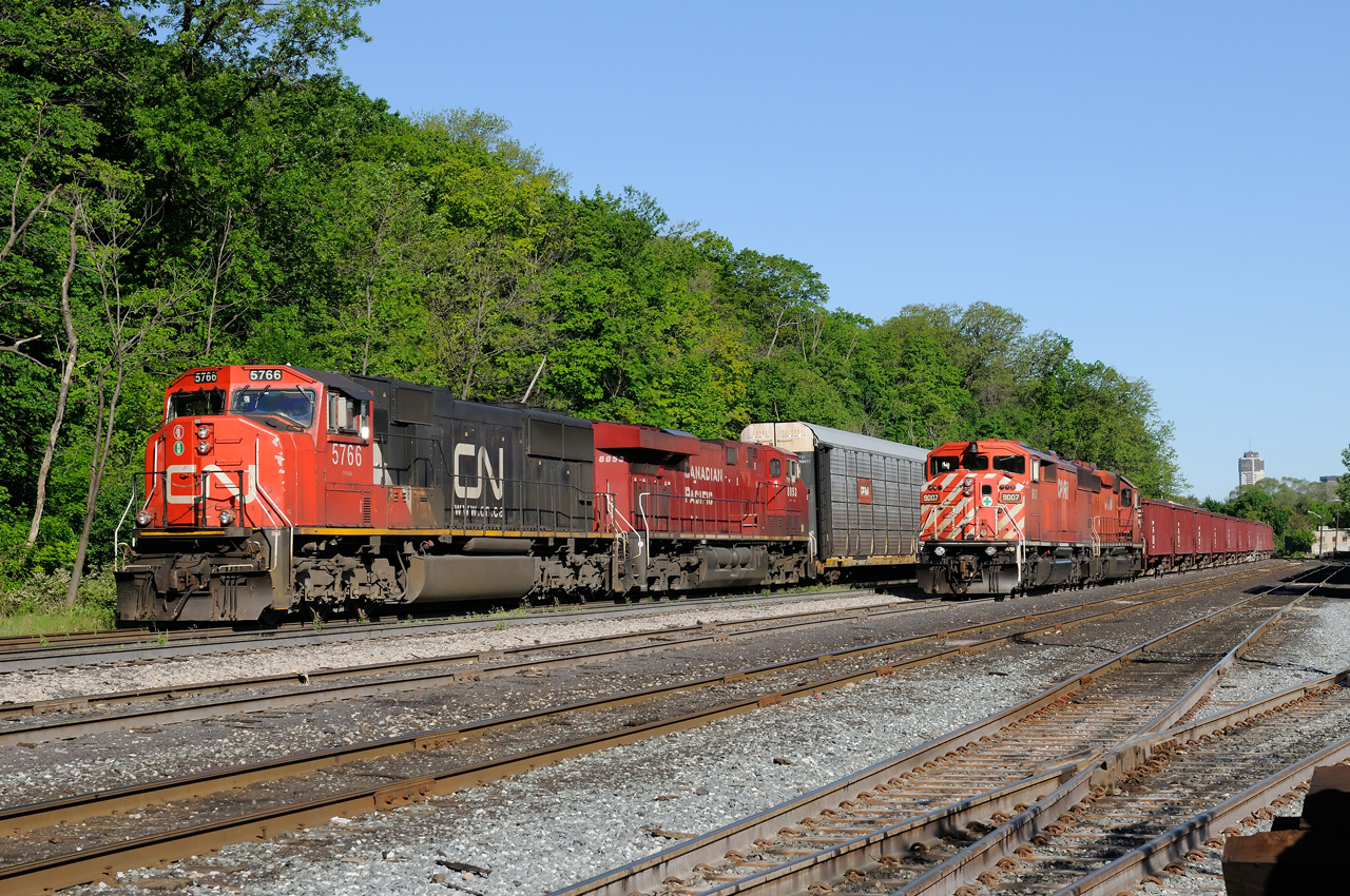 CN 5766 leads CP train 426 south towards Buffalo, New York after a crew change at Kinnear Yard in Hamilton, Ontario.