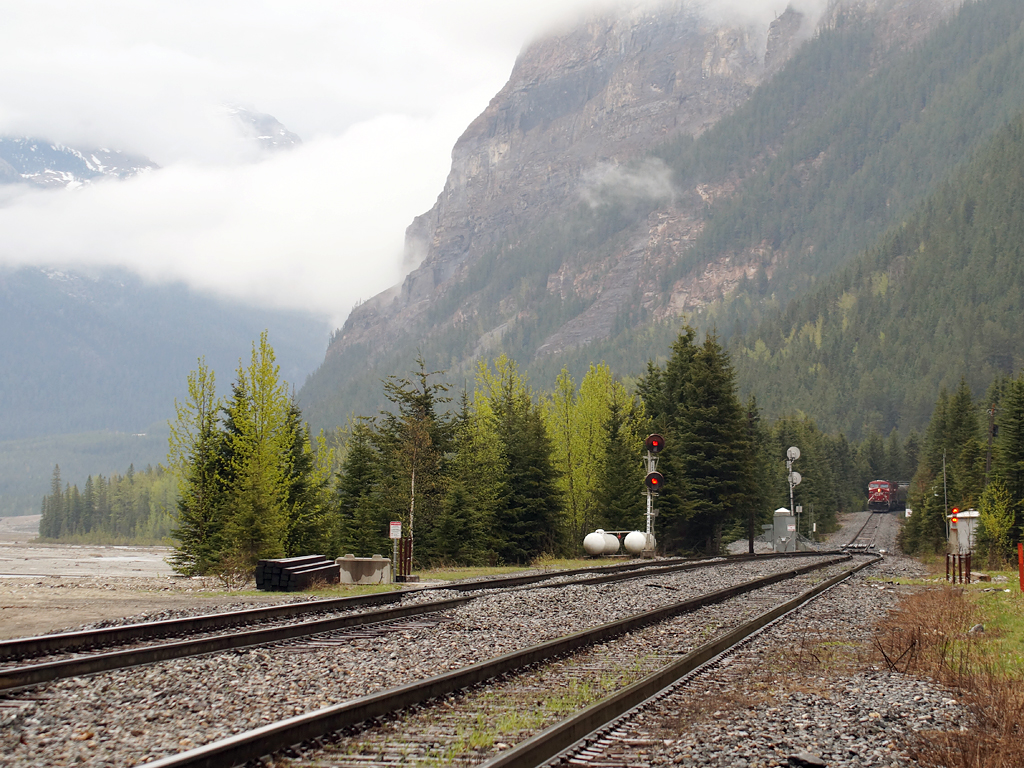 Another attempt to display the enormity of the "Big Hill" as a loaded grain train is stopped on the 2.4% (I believe)grade that ends in Field. It's really big!