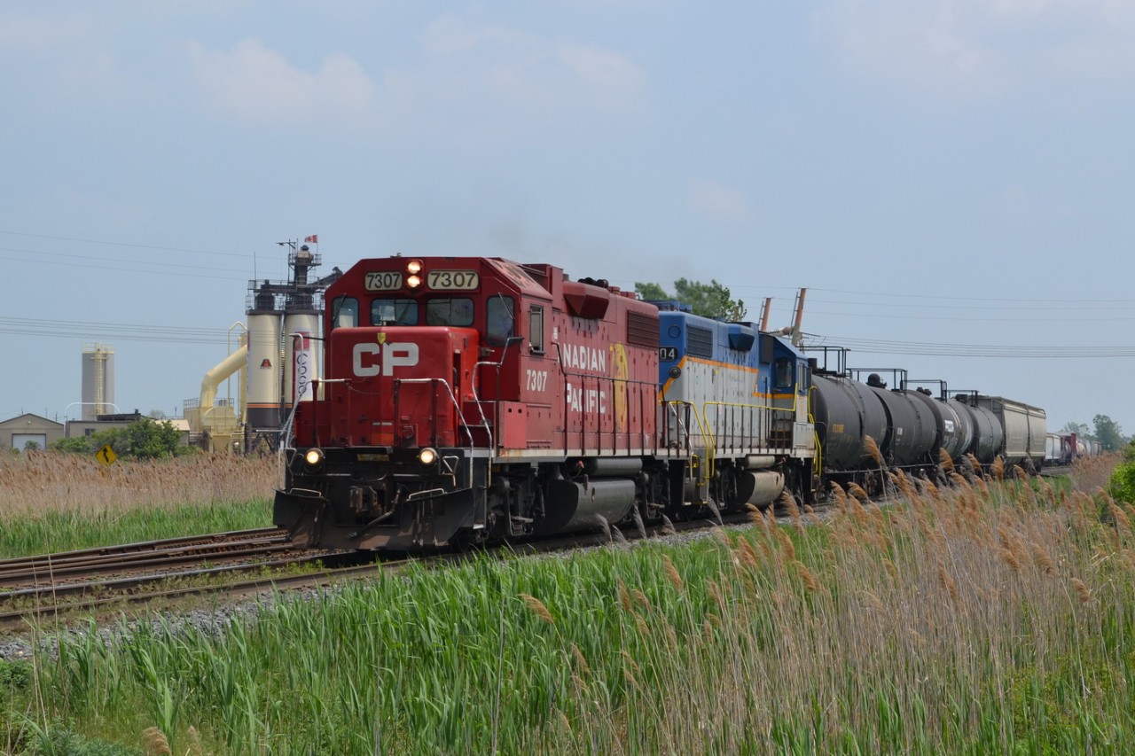 CP T76 is back into Windsor early today at around 115p, with 6 Cars. It is a holiday weekend, so most of the Cars were probably loaded on Friday, and just left for T76 to pick up today. CP 7307 & D&H 7304 have been on T76 for the past month or so, and I finally had a chance to shoot this train, before I shot CN 439, which I have been waiting for a good day to shoot both trains, and not have anything to do.