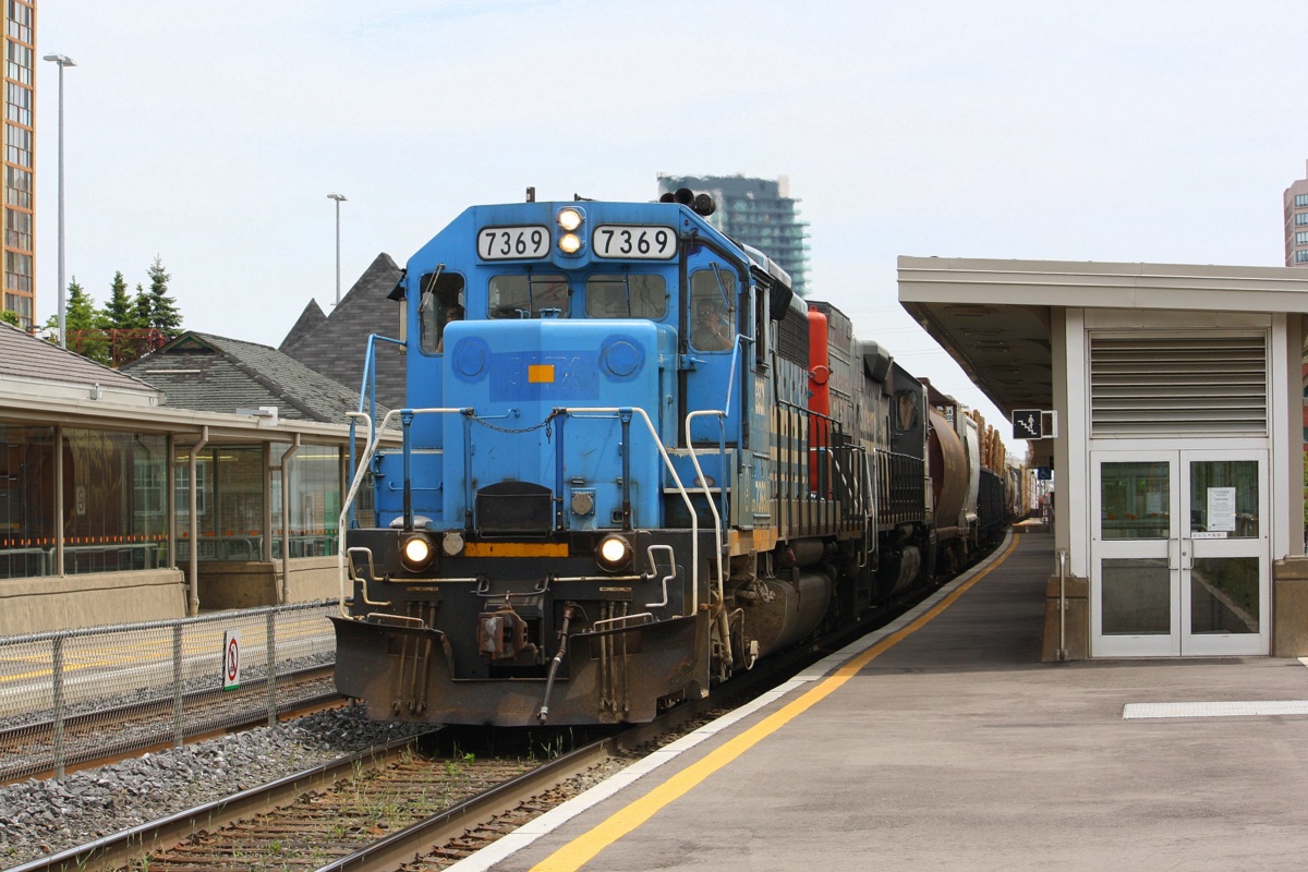GEXR rolls through Brampton station