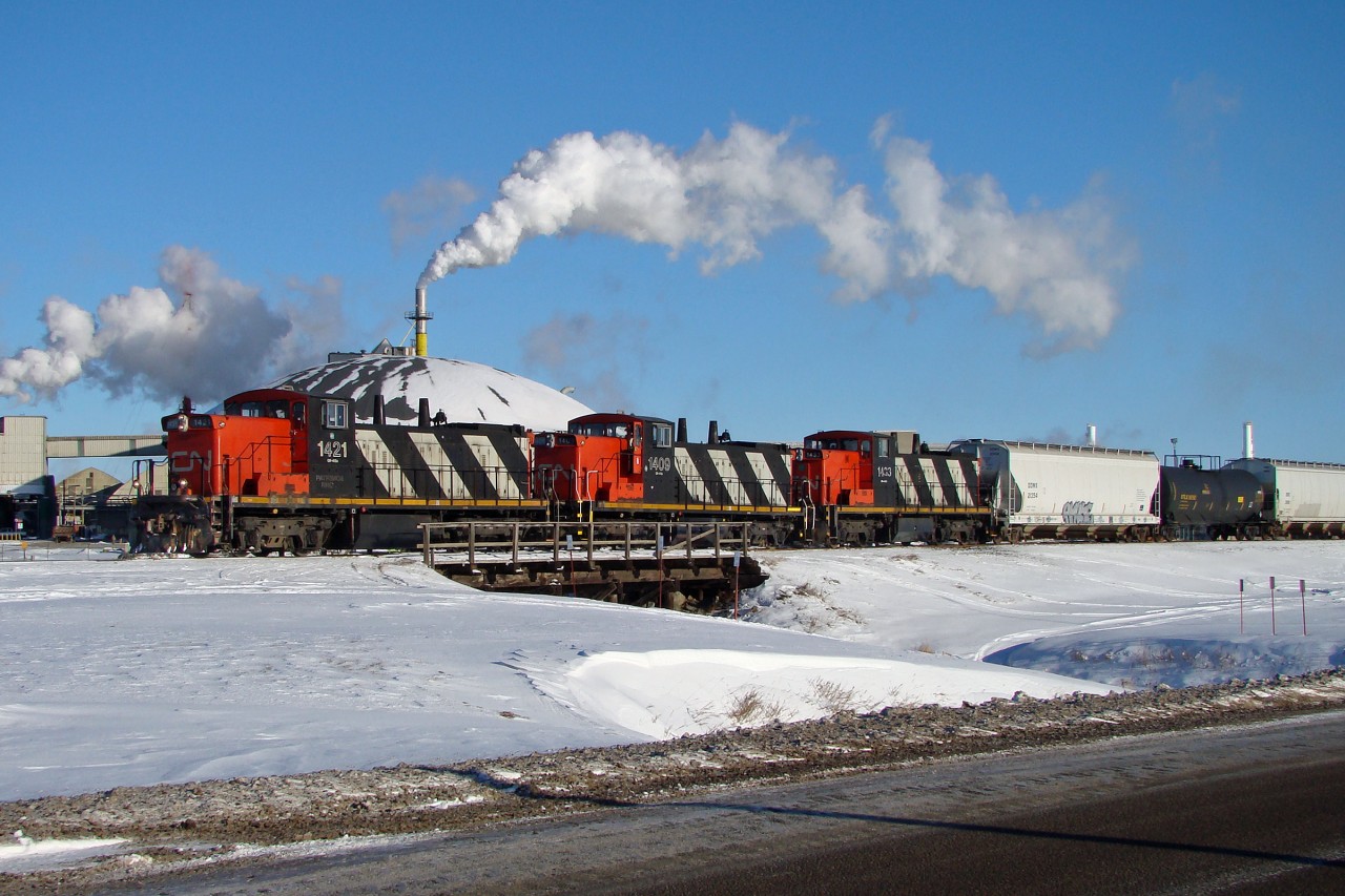 GMD1's CN 1421, 1409 and 1433 do some winter time switching in Fort Saskatchewan
