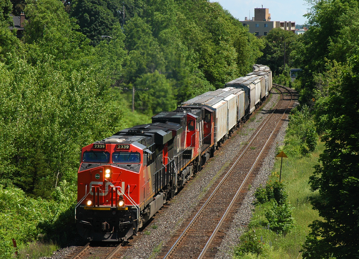 CN 435 departing Brantford with CN 2339, IC 27225, CN 4791 and 29 cars