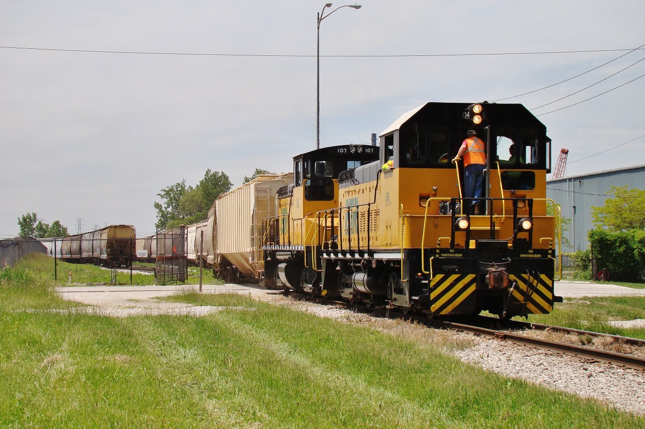 ETR 104 & 107 pull 30 loaded CSX hoppers out of ADM on a beautiful late spring day. This new business comes from CSX, which have been sending unit trains to ADM about twice a month for the past few months. This added business, plus windmill extras and other added freight have kept this railway busy, and hopefully will do so for some time to come.