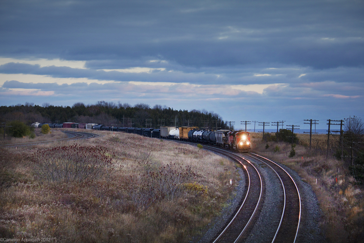 CN #369 from Chambord, Québec flies westbound through Lovekin bound for Toronto under darkening skies.