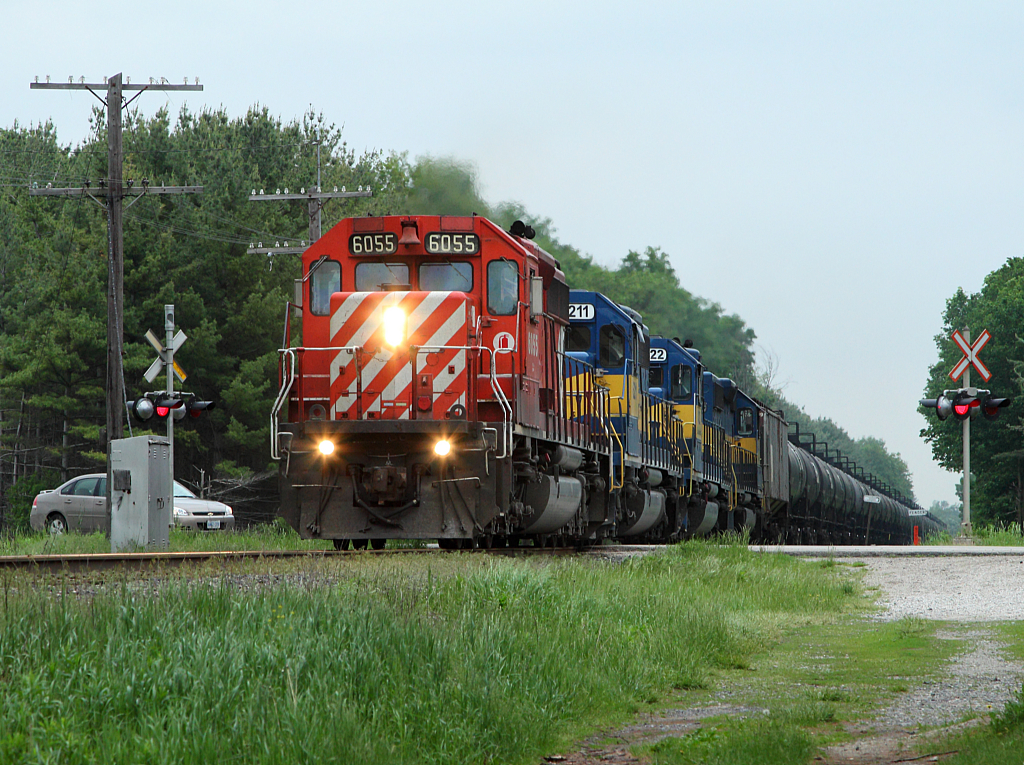 A four pack of EMD SD40-2s lead 641 over the mile 83 hotbox detector.